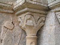 Saint-Julien-du-serre, Eglise, Portail, Chapiteau (2)